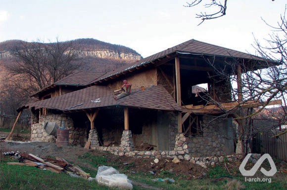 Боковой фасад в процессе строительства